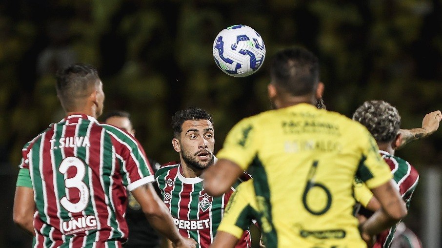 Jogadores de Fluminense e Mirassol disputam a bola pelo alto Jogadores de Fluminense e Mirassol disputam a bola pelo alto
