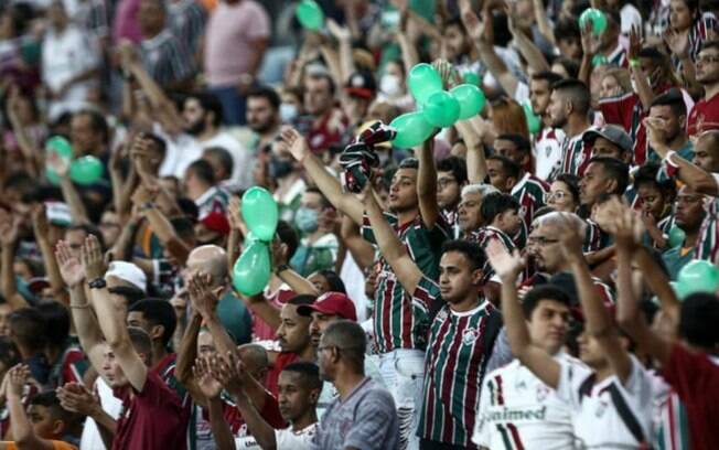 Torcida do Fluminense promove noite de festa intensa no Maracanã desde antes de a bola rolar