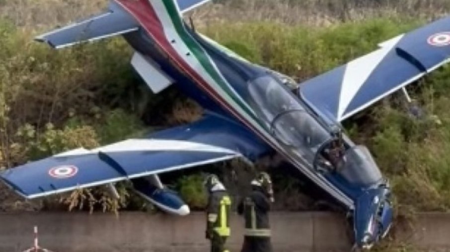Avião da esquadrilha Frecce Tricolori se envolveu em um acidente Avião da esquadrilha Frecce Tricolori se envolveu em um acidente