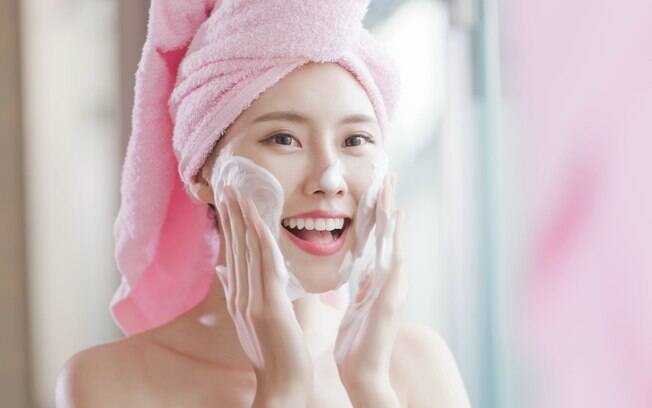 Lavar o rosto duas a três vezes por dia pode ajudar a diminuir a acne