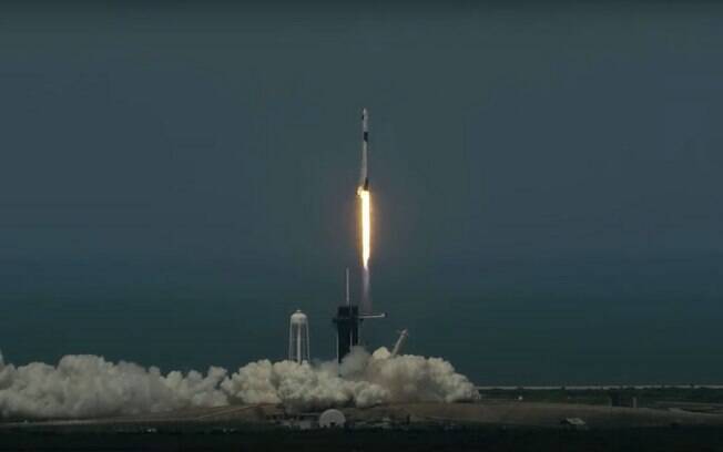 Nasa e Space X lançam foguete depois de adiarem missão por mau tempo