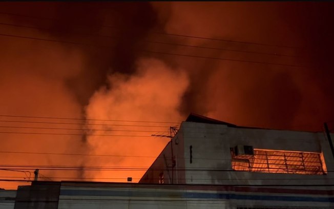 Incêndio de grandes proporções atinge barracão abandonado em Araraquara