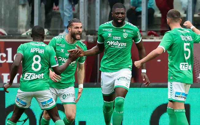 Leo Petrot (segundo da esquerda para a direita) comemora com os companheiros o gol que marcou para o Saint-Étienne