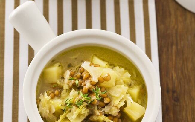 Foto da receita Sopa de trigo em grão com batata e repolho pronta.