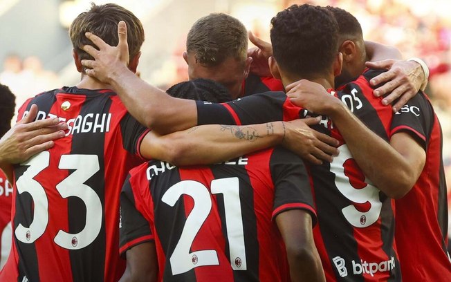 Jogadores do Milan comemoram um dos gols da vitória sobre o Manchester United