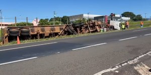 Caminhão com 60 mil litros de vinhaça tomba na rodovia SP-310
