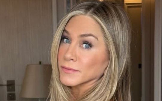 Jennifer Aniston tem casa invadida e carro destrói portão