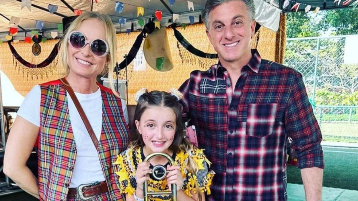 Angélica e Luciano vão à festa junina com filha Eva e encantam web