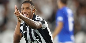 Botafogo goleia Cruzeiro e é o primeiro líder do Brasileirão