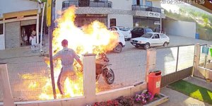 Homem põe fogo na própria moto para evitar apreensão; assista