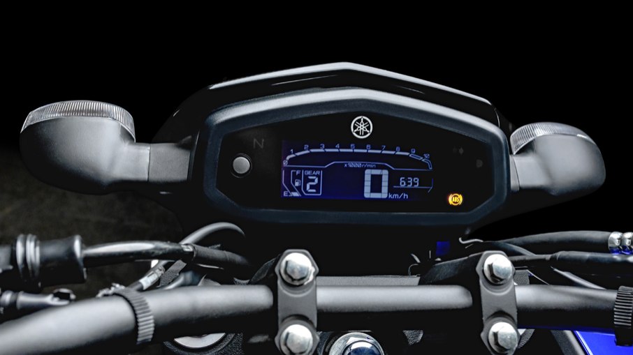 Mostrador digital se mostra estiloso e eficiente no dia a dia no uso da Yamaha Fazer FZ15