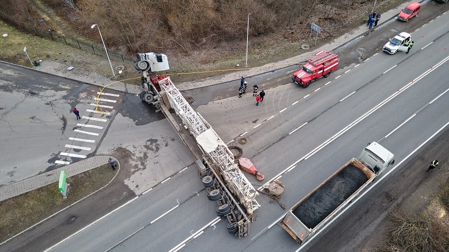 Caminhão tombado boqueia via: modal rodoviário representa 61% do transporte de cargas no Brasil hoje em dia 
