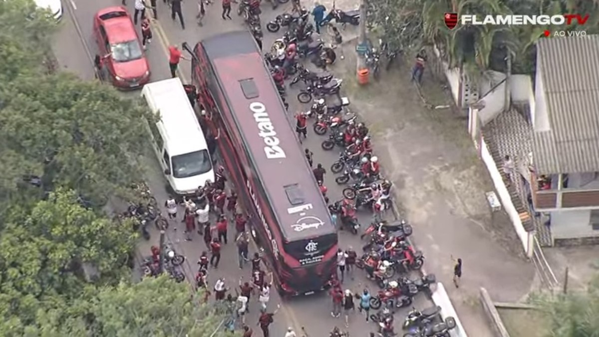 AeroFla: multidão acompanha saída do Flamengo para Lima AeroFla: multidão acompanha saída do Flamengo para Lima