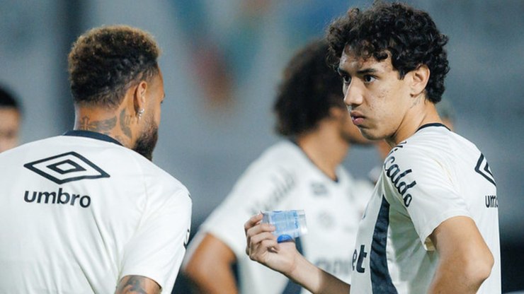 "Moleque"? Neymar ironiza polêmica e posa com jogador do Santos