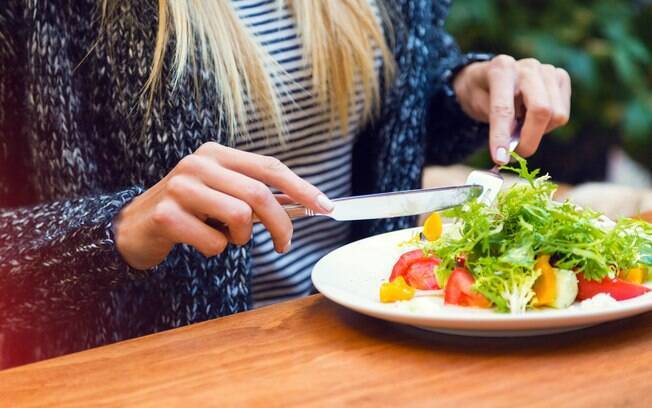 No almoço e no jantar, nutricionistas indicam optar por uma salada de folhas e legumes, fonte de fibras, vitaminas e minerais