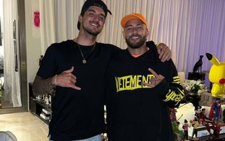 Chocado! Reação de Gabriel Medina ao Batmóvel de Neymar viraliza