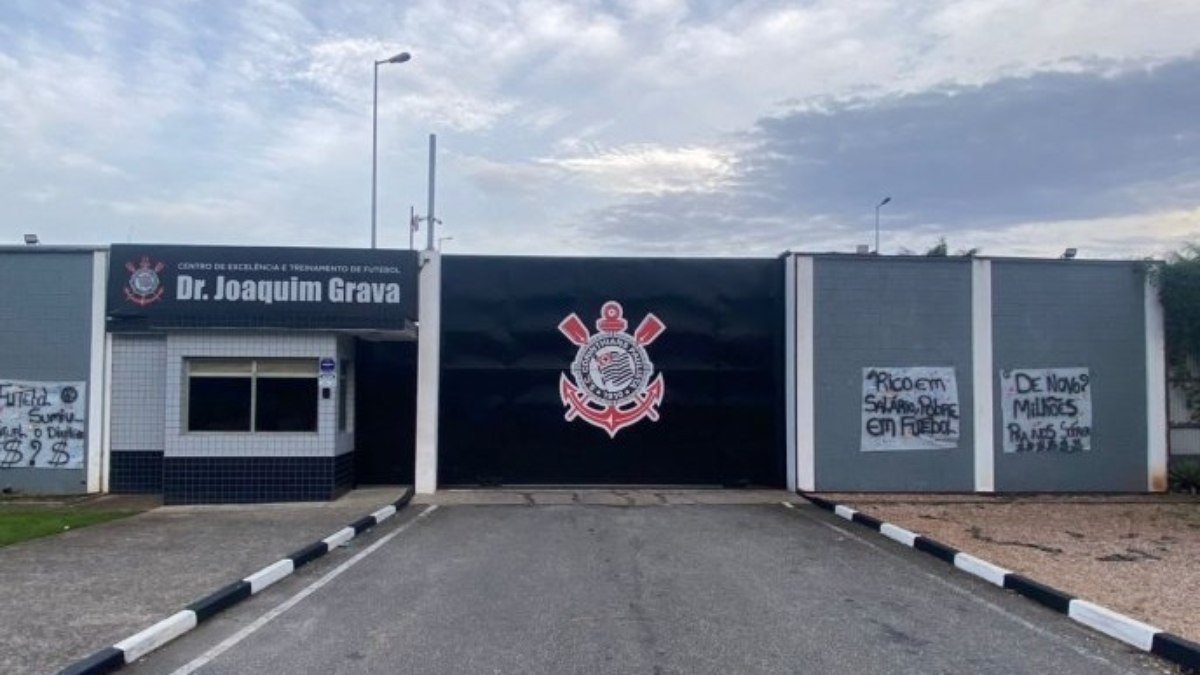 Torcedores do Corinthians penduram faixas de protesto no CT