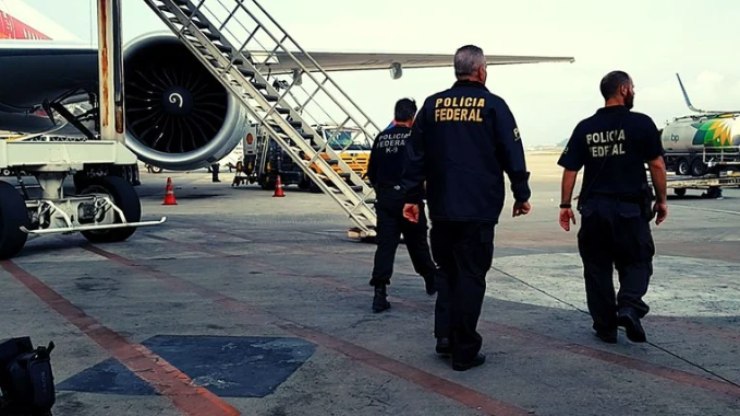 Brincadeira sobre bomba acaba com passageiros retirados de avião