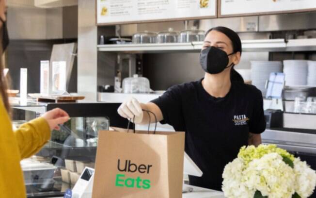 Uber Eats deixará você pedir de vários restaurantes em uma só entrega
