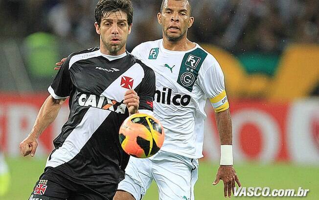Juninho Pernambucano, do Vasco, disputa a bola com Amaral, do Goiás. Foto: Flickr oficial do Vasco