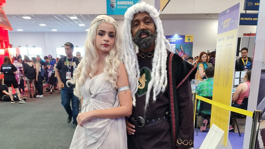 Monica Gouveia e José Luiz Araújo com cosplay de Daenerys Targaryen e Corlys Velaryon, do universo 
