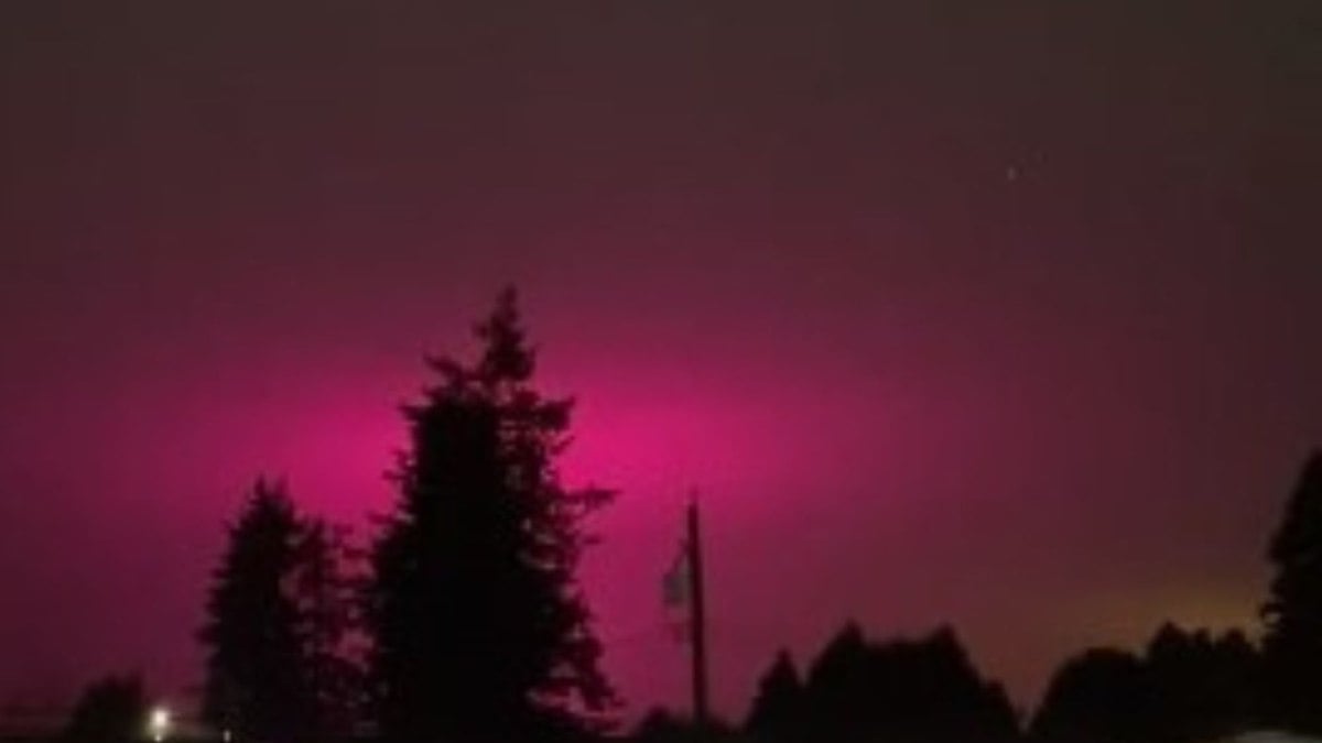 Un invernadero de marihuana tiñe de rosa el cielo al amanecer en Canadá