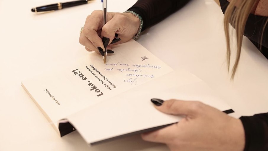 Leka autografando exemplares do livro 'Loka, Eu? Minha História de Pesos, Limites e Big Compulsões'