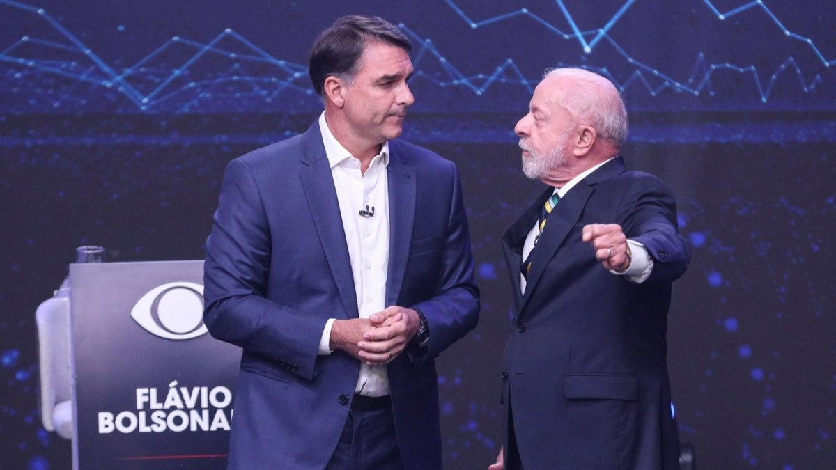 Candidato a Presidência da República, Flávio Bolsonaro (PL) e o Presidente e candidato a reeleição, Luiz Inácio Lula da Silva (PT) durante debate presidencial promovido pela TV Bandeirantes, na sede da emissora, região sul de São Paulo, neste domingo (18) Candidato a Presidência da República, Flávio Bolsonaro (PL) e o Presidente e candidato a reeleição, Luiz Inácio Lula da Silva (PT) durante debate presidencial promovido pela TV Bandeirantes, na sede da emissora, região sul de São Paulo, neste domingo (18)