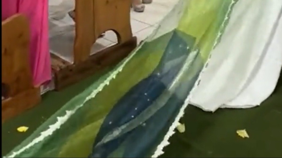 Noiva casa com bandeira do Brasil como véu e tornozeleira eletrônica
