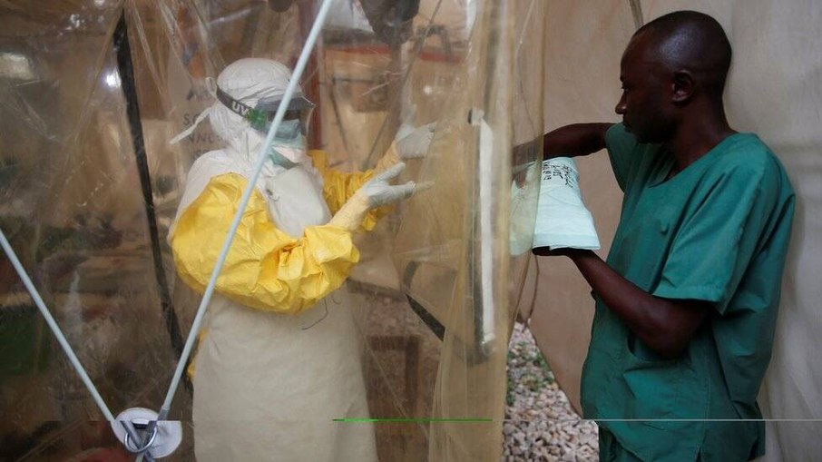 A alta taxa de mortalidade causada pelo Ebola força medidas extremas de controle da saúde