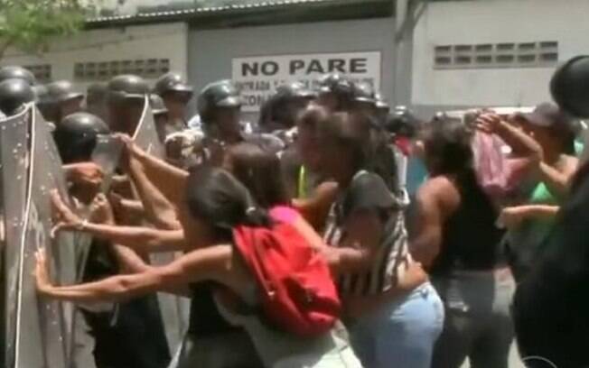 Parentes de presidiários entraram em confronto com os policiais após rebelião na Venezuela