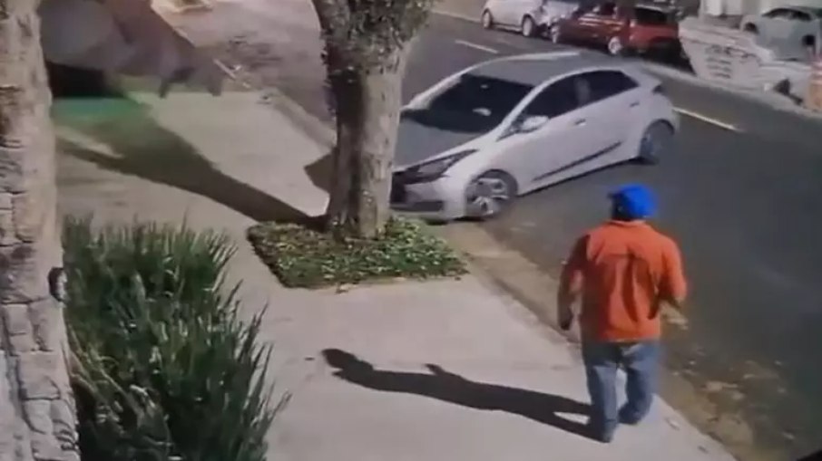 Câmeras da área externa mostram momento da saída do veículo da residência