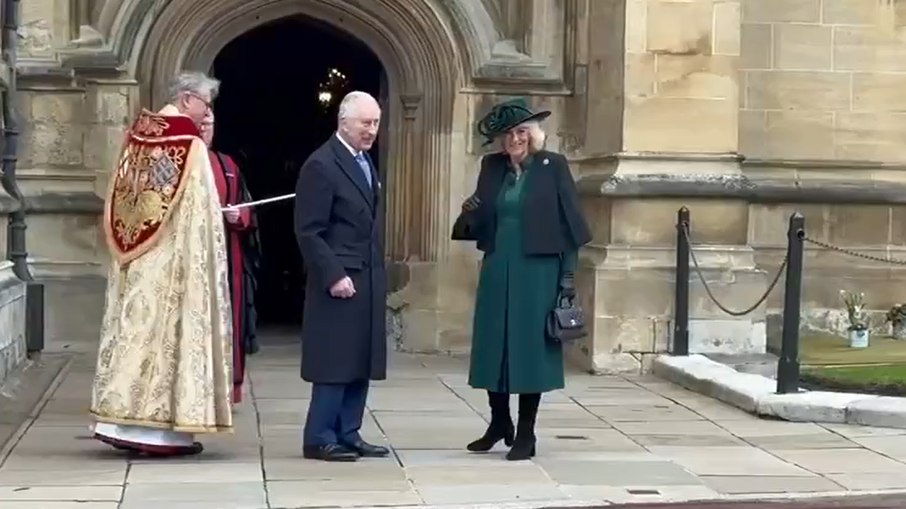 Rei Charles III e a Rainha Camila em missa de Páscoa neste domingo (31)