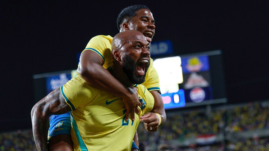 Endrick comemora com Igor Thiago gol do Brasil Endrick comemora com Igor Thiago gol do Brasil