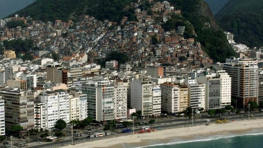 Favela do Cantagalo está situada entre os bairros de Copacabana (foto) e Ipanema