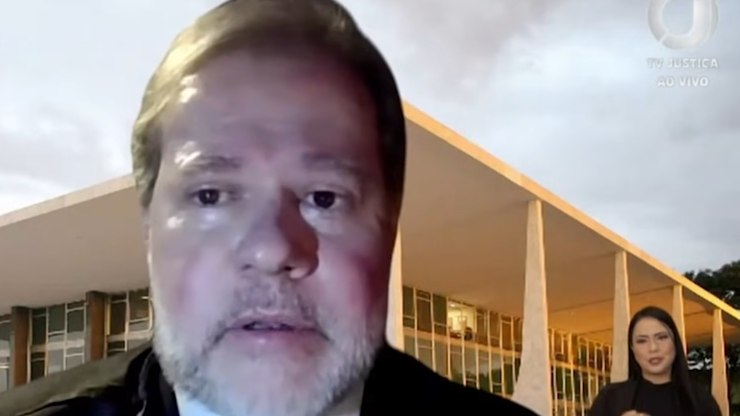 VÍDEO: Toffoli chora durante homenagem no STF