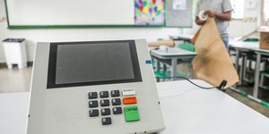 TSE informa que 900 urnas foram substituídas até o meio-dia 