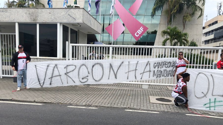 Flamenguistas protestam contra o Palmeiras: 