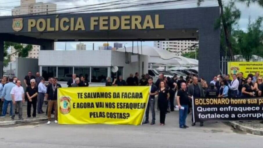 Policiais carregam faixas com mensagens contra Jair Bolsonaro
