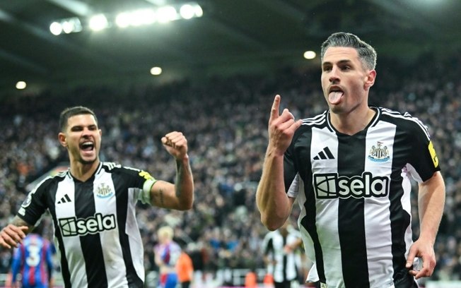 O zagueiro suíço Fabian Schär (à direita) comemora após marcar o quarto gol do Newcastle na partida da Premier League contra o Crystal Palace no St James' Park, em 16 de abril de 2025 O zagueiro suíço Fabian Schär (à direita) comemora após marcar o quarto gol do Newcastle na partida da Premier League contra o Crystal Palace no St James' Park, em 16 de abril de 2025