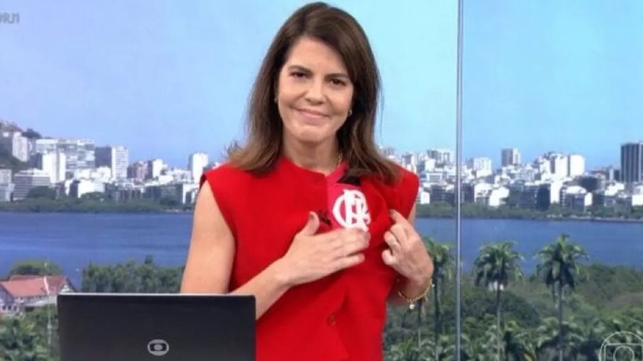 Mariana Gross, da Globo, apresenta RJTV com camisa do Flamengo por baixo