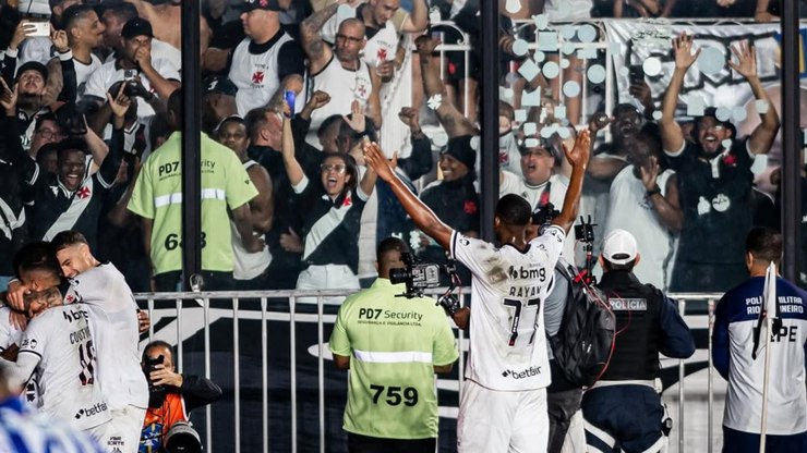 Vascaínos se empolgam com joia após classificação: "Cara do time"