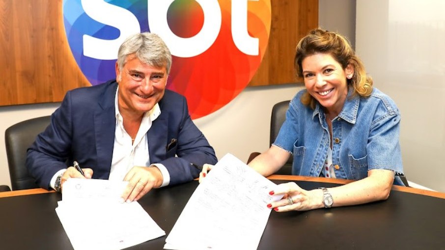 Cléber Machado assinou seu contrato com o SBT ao lado de Daniela Beyruti