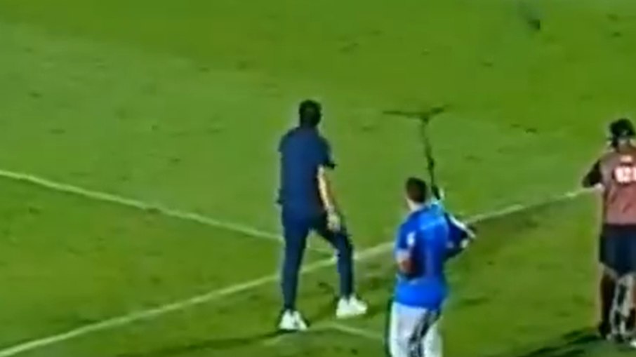 Abel Ferreira chuta microfone da imprensa após empate do Palmeiras Abel Ferreira chuta microfone da imprensa após empate do Palmeiras