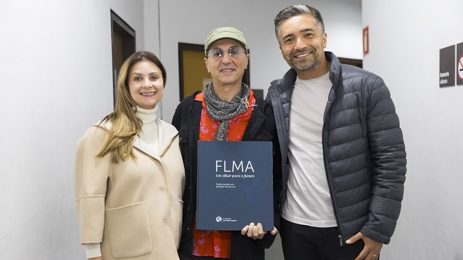 Zeca Baleiro é ladeado por Vanessa Costa e Luiz Goshima, diretores da FLMA