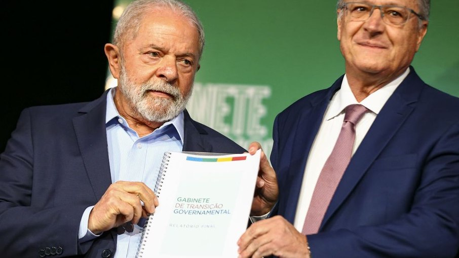 O presidente eleito, Luiz Inácio Lula da Silva, e o vice, Geraldo Alckmin, durante cerimônia de entrega do relatório final da transição de governo e anúncio de novos ministros