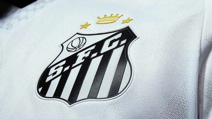 Umbro antecipa uniformes do
Santos e confirma camisa azul