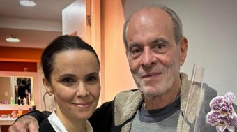 Ney Matogrosso vai ao teatro para comemorar aniversário