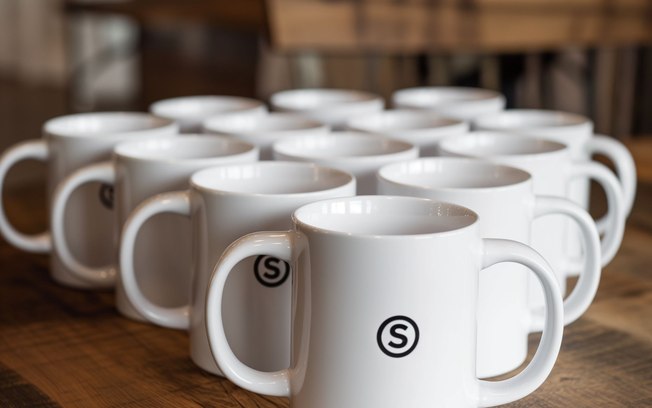 Canecas personalizadas são opção para presentes corporativos