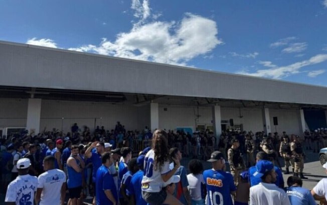 Torcedores do Cruzeiro foram até o Aeroporto de Confins e apoiaram o elenco